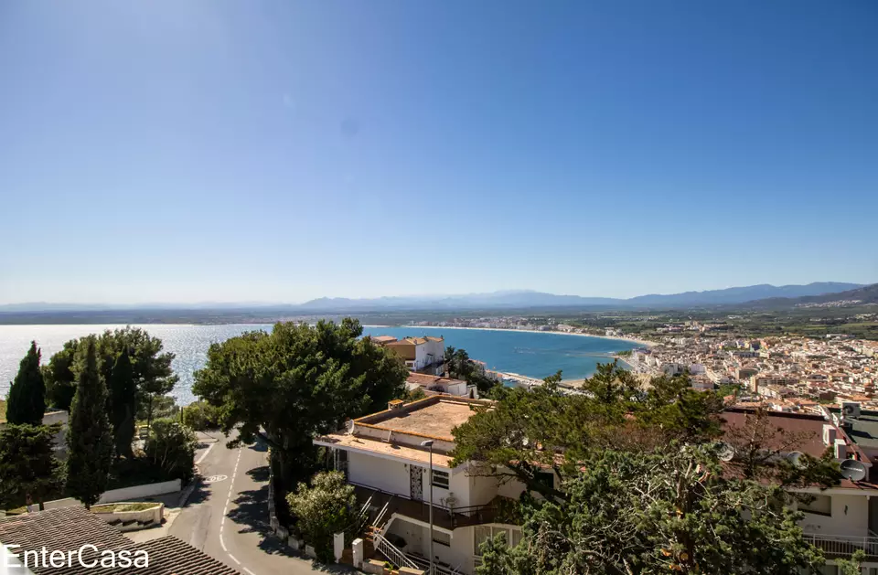 ¡Exclusiva casa mediterránea con impresionantes vistas al mar! ¡Descubre tu hogar ideal hoy!