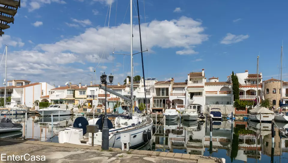 Spectacular house in Ampuriabrava with mooring for sailboats! Privileged location next to the sea. Make your dream come true!