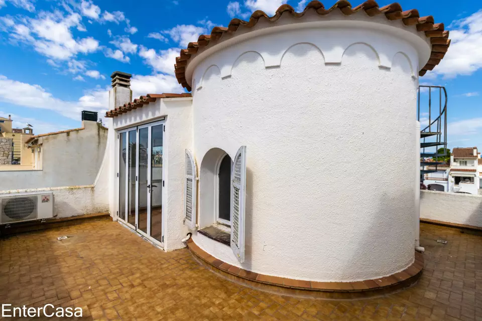 Spectacular house in Ampuriabrava with mooring for sailboats! Privileged location next to the sea. Make your dream come true!