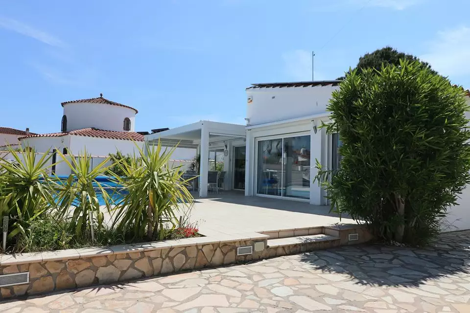 Charming 4-bedroom detached house in the heart of Empuriabrava, just 200 meters from the center and the beach