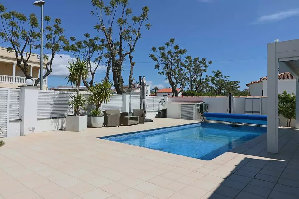 Charming 4-bedroom detached house in the heart of Empuriabrava, just 200 meters from the center and the beach