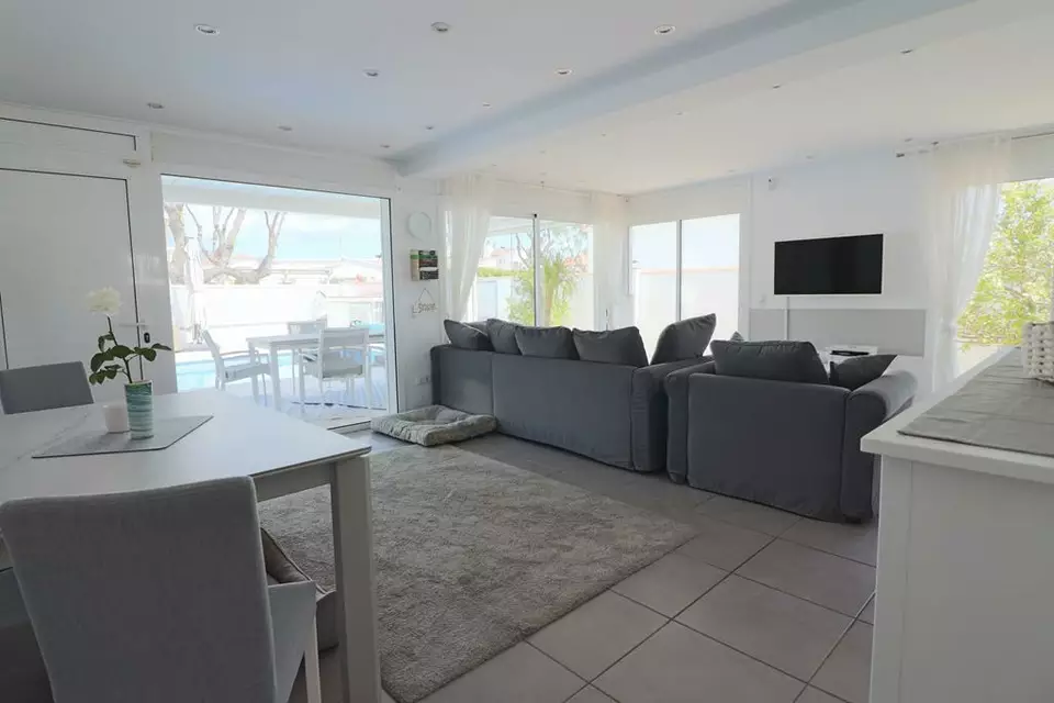 Charming 4-bedroom detached house in the heart of Empuriabrava, just 200 meters from the center and the beach