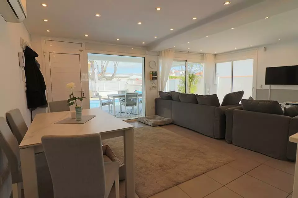 Charming 4-bedroom detached house in the heart of Empuriabrava, just 200 meters from the center and the beach