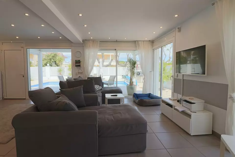 Charming 4-bedroom detached house in the heart of Empuriabrava, just 200 meters from the center and the beach