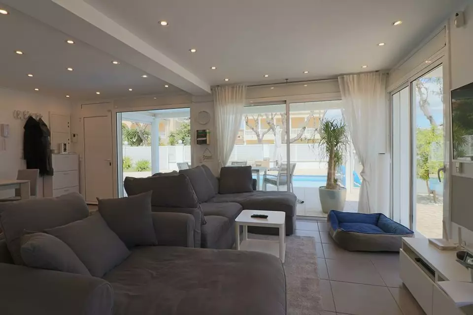 Charming 4-bedroom detached house in the heart of Empuriabrava, just 200 meters from the center and the beach