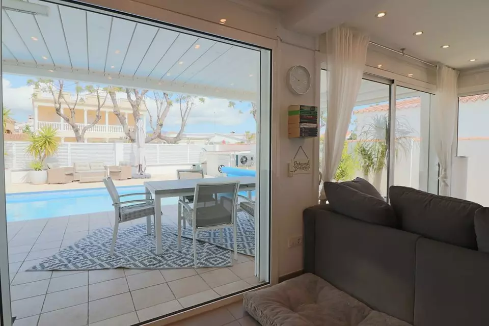 Charming 4-bedroom detached house in the heart of Empuriabrava, just 200 meters from the center and the beach