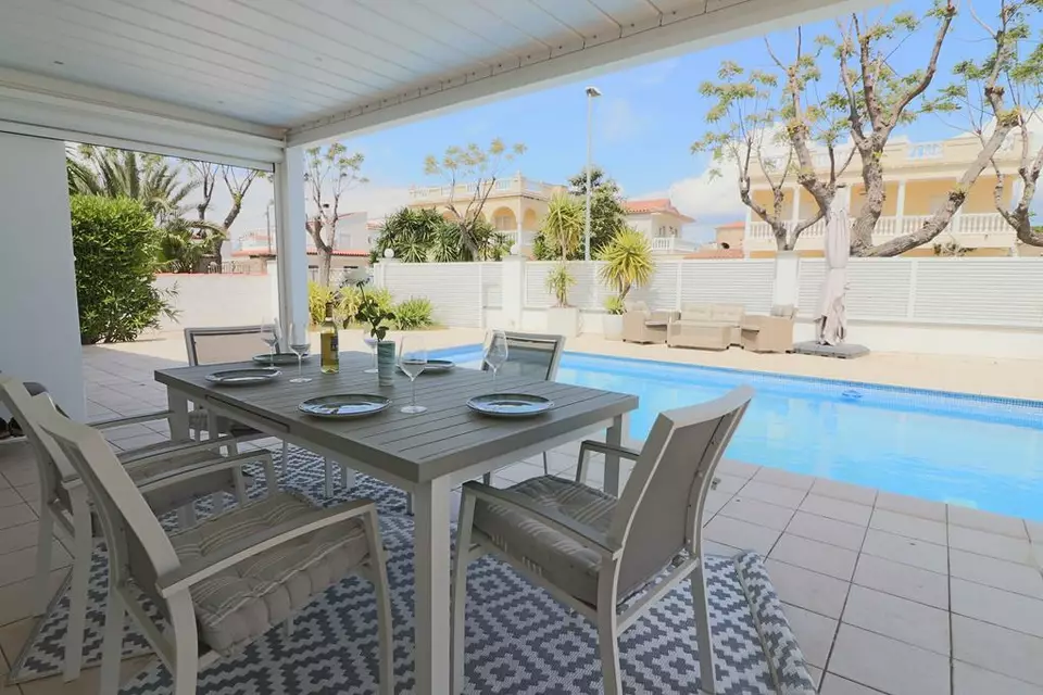 Charming 4-bedroom detached house in the heart of Empuriabrava, just 200 meters from the center and the beach