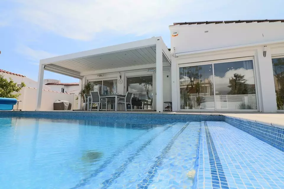 Charming 4-bedroom detached house in the heart of Empuriabrava, just 200 meters from the center and the beach