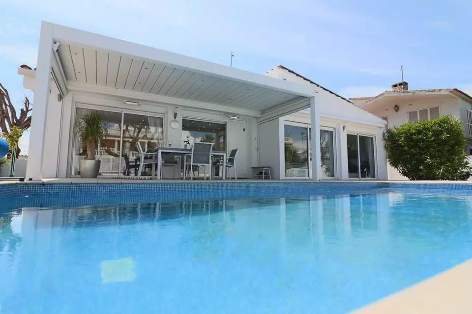 Charming 4-bedroom detached house in the heart of Empuriabrava, just 200 meters from the center and the beach