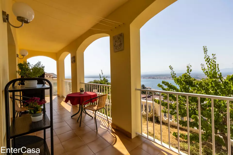 Hermosa casa en Puig Rom de Roses, construido en el 2004, con vistas espectaculares a la bahía de Roses y al Canigó.