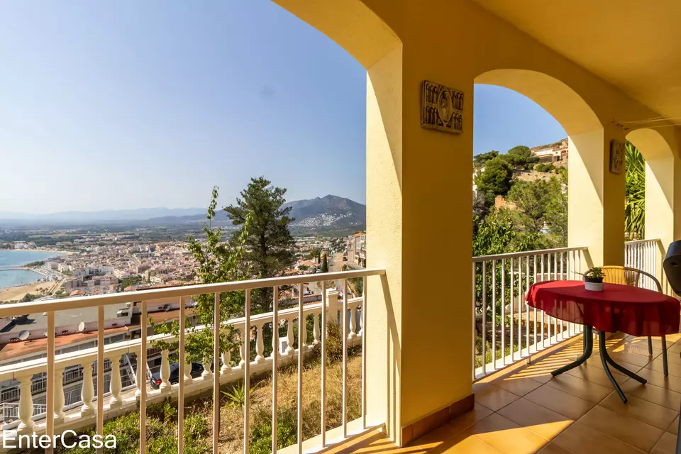 Hermosa casa en Puig Rom de Roses, construido en el 2004, con vistas espectaculares a la bahía de Roses y al Canigó.