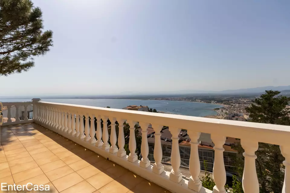 Beautiful house in Puig Rom, Roses, built in 2004, with spectacular views of the Bay of Roses and Canigó