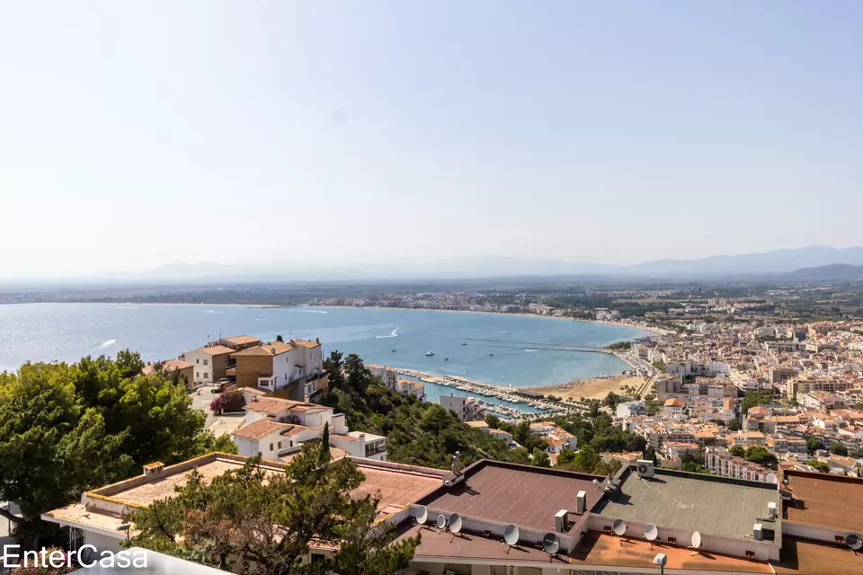 Belle maison à Puig Rom de Roses, construite en 2004, avec des vues spectaculaires sur la Baie de Roses et le Canigó