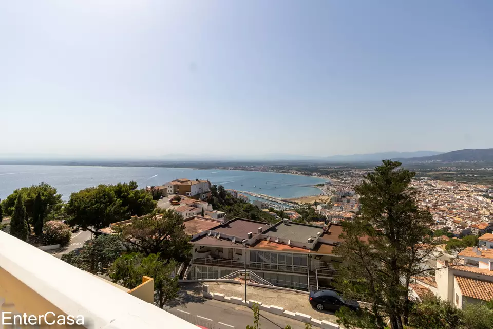 Hermosa casa en Puig Rom de Roses, construido en el 2004, con vistas espectaculares a la bahía de Roses y al Canigó.