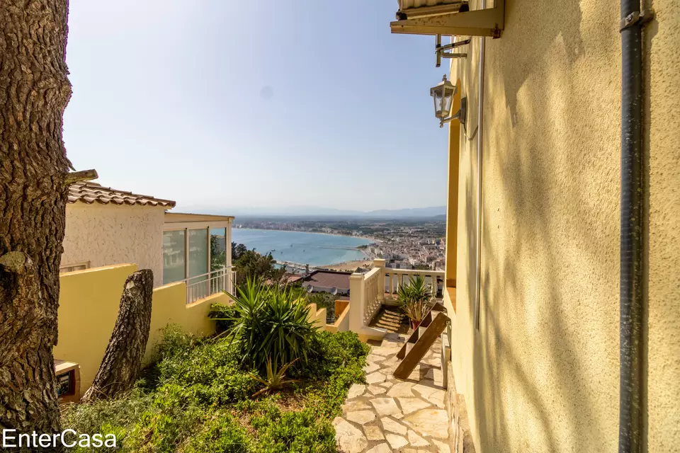 Belle maison à Puig Rom de Roses, construite en 2004, avec des vues spectaculaires sur la Baie de Roses et le Canigó