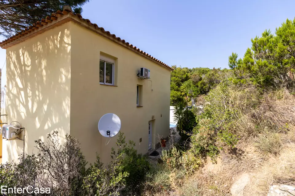 Belle maison à Puig Rom de Roses, construite en 2004, avec des vues spectaculaires sur la Baie de Roses et le Canigó