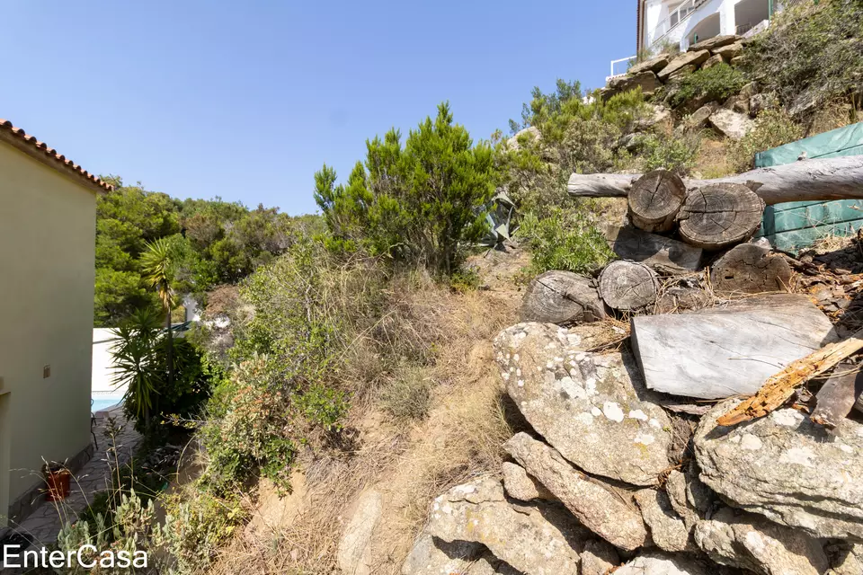 Hermosa casa en Puig Rom de Roses, construido en el 2004, con vistas espectaculares a la bahía de Roses y al Canigó.