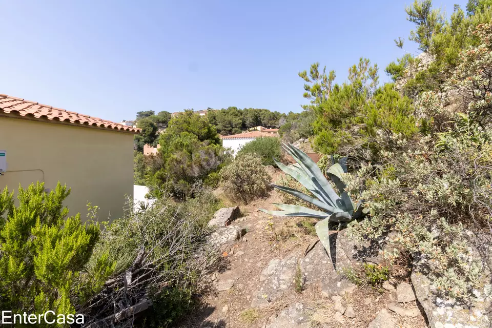 Hermosa casa en Puig Rom de Roses, construido en el 2004, con vistas espectaculares a la bahía de Roses y al Canigó.