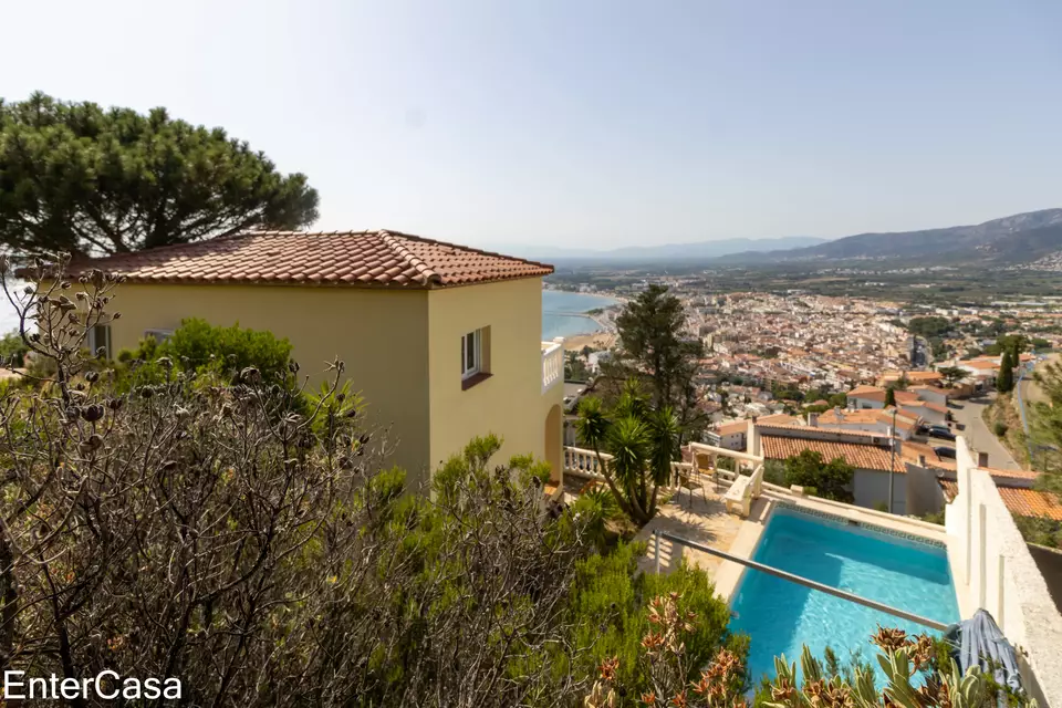 Hermosa casa en Puig Rom de Roses, construido en el 2004, con vistas espectaculares a la bahía de Roses y al Canigó.