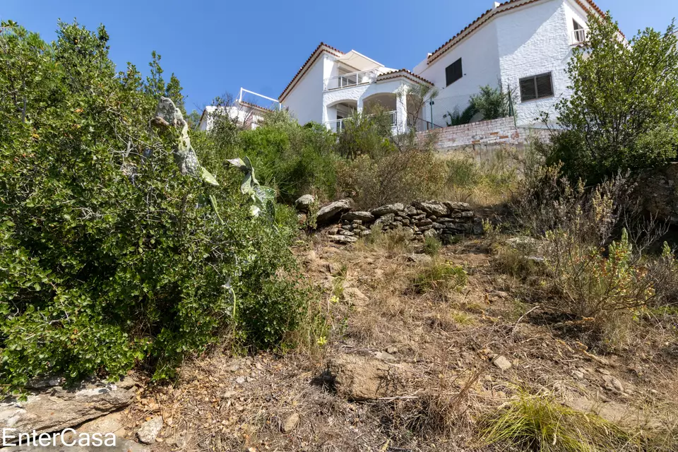 Hermosa casa en Puig Rom de Roses, construido en el 2004, con vistas espectaculares a la bahía de Roses y al Canigó.