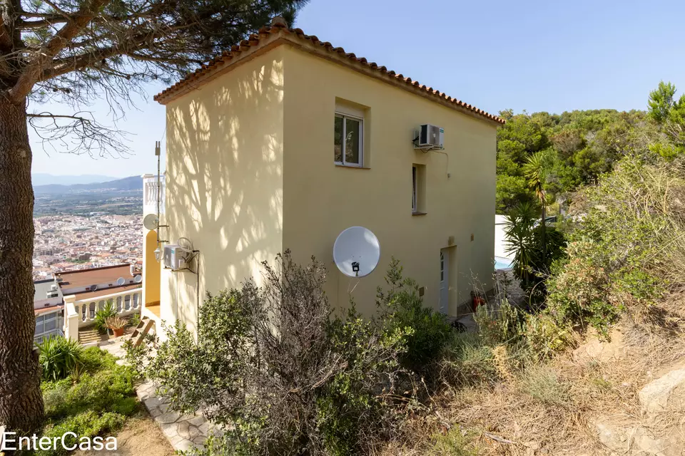 Bella casa a Puig Rom de Roses, construït el 2004, amb vistes espectaculars a la badia de Roses i al Canigó