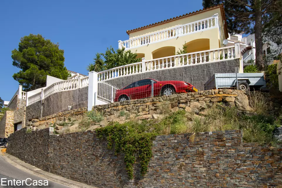 Hermosa casa en Puig Rom de Roses, construido en el 2004, con vistas espectaculares a la bahía de Roses y al Canigó.