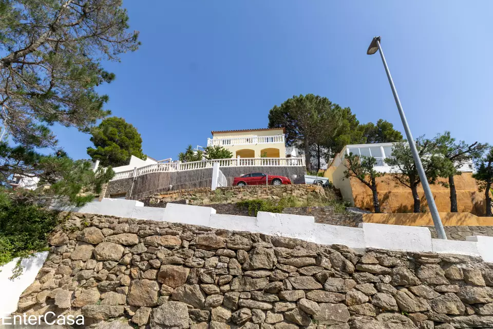 Belle maison à Puig Rom de Roses, construite en 2004, avec des vues spectaculaires sur la Baie de Roses et le Canigó