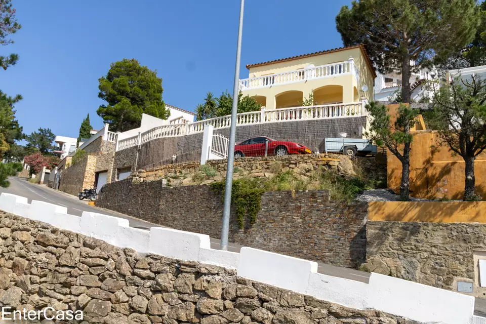 Belle maison à Puig Rom de Roses, construite en 2004, avec des vues spectaculaires sur la Baie de Roses et le Canigó