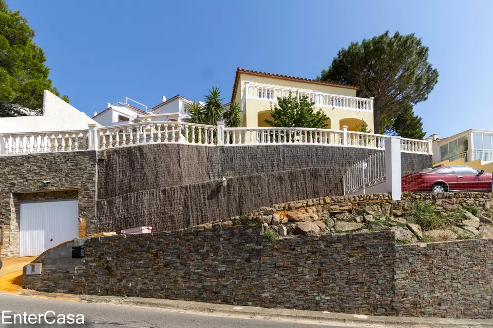 Hermosa casa en Puig Rom de Roses, construido en el 2004, con vistas espectaculares a la bahía de Roses y al Canigó.