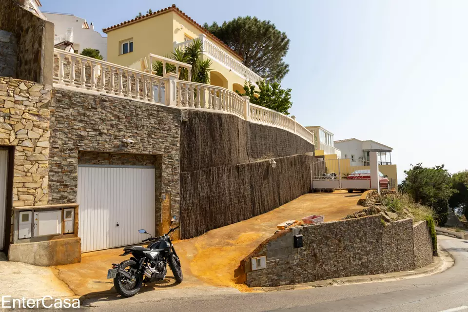 Hermosa casa en Puig Rom de Roses, construido en el 2004, con vistas espectaculares a la bahía de Roses y al Canigó.