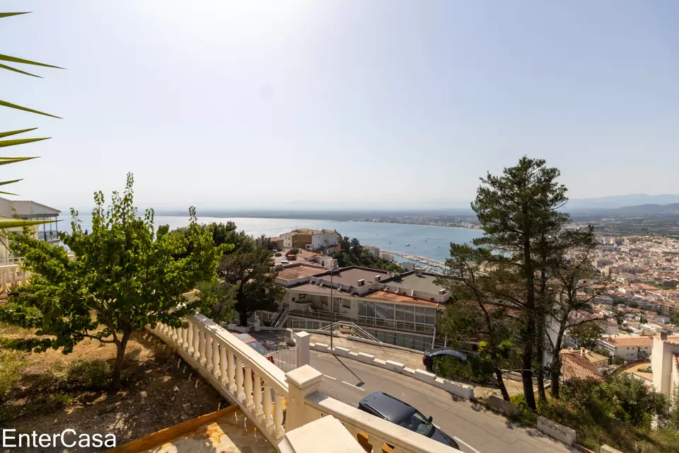 Beautiful house in Puig Rom, Roses, built in 2004, with spectacular views of the Bay of Roses and Canigó