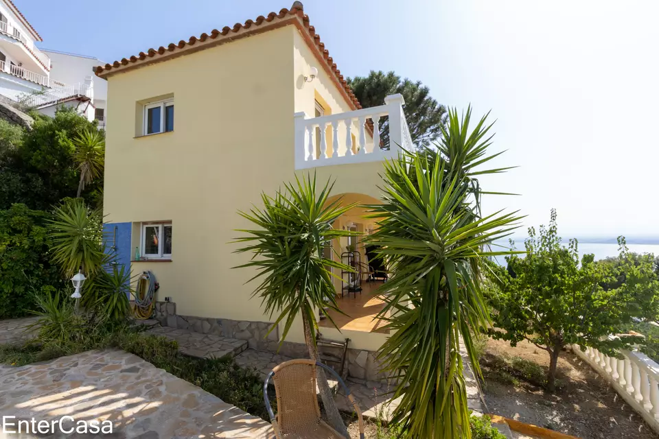 Beautiful house in Puig Rom, Roses, built in 2004, with spectacular views of the Bay of Roses and Canigó