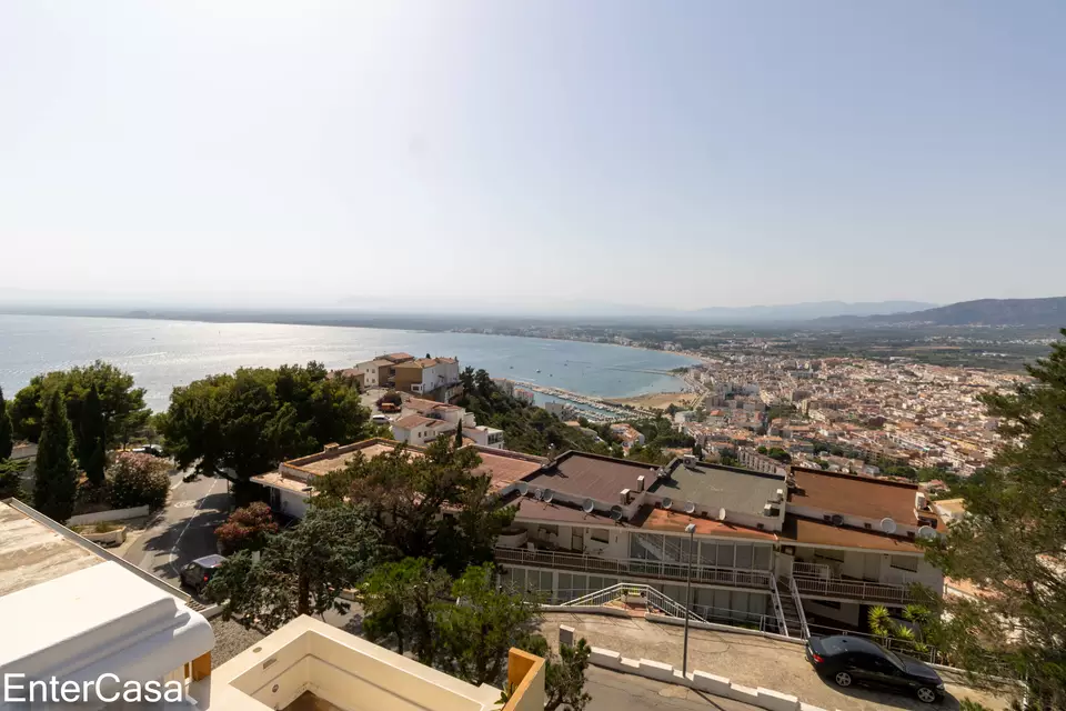 Beautiful house in Puig Rom, Roses, built in 2004, with spectacular views of the Bay of Roses and Canigó