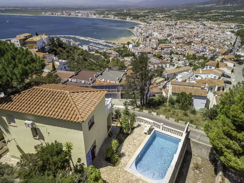 Belle maison à Puig Rom de Roses, construite en 2004, avec des vues spectaculaires sur la Baie de Roses et le Canigó