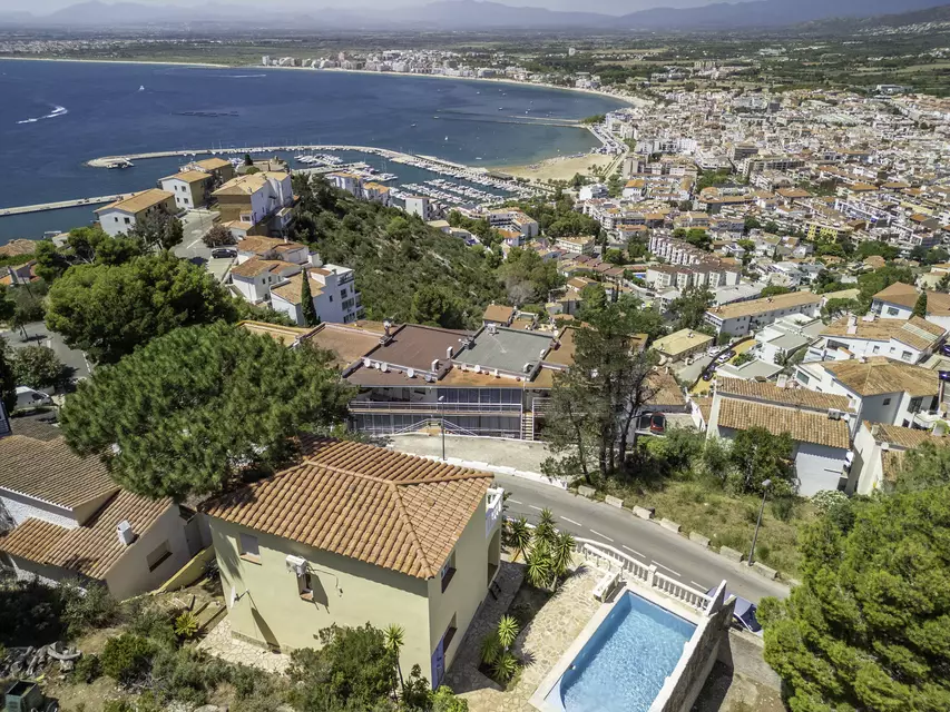 Belle maison à Puig Rom de Roses, construite en 2004, avec des vues spectaculaires sur la Baie de Roses et le Canigó