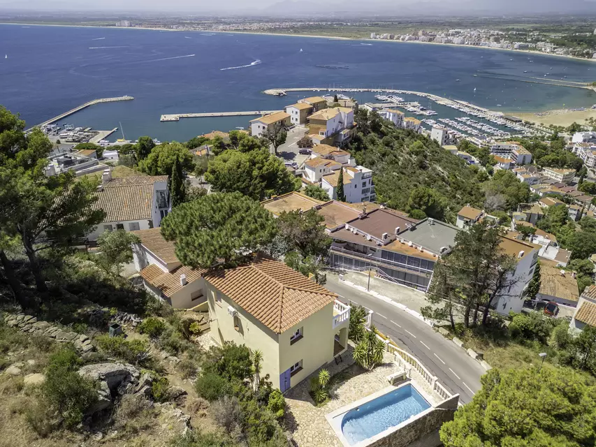 Hermosa casa en Puig Rom de Roses, construido en el 2004, con vistas espectaculares a la bahía de Roses y al Canigó.