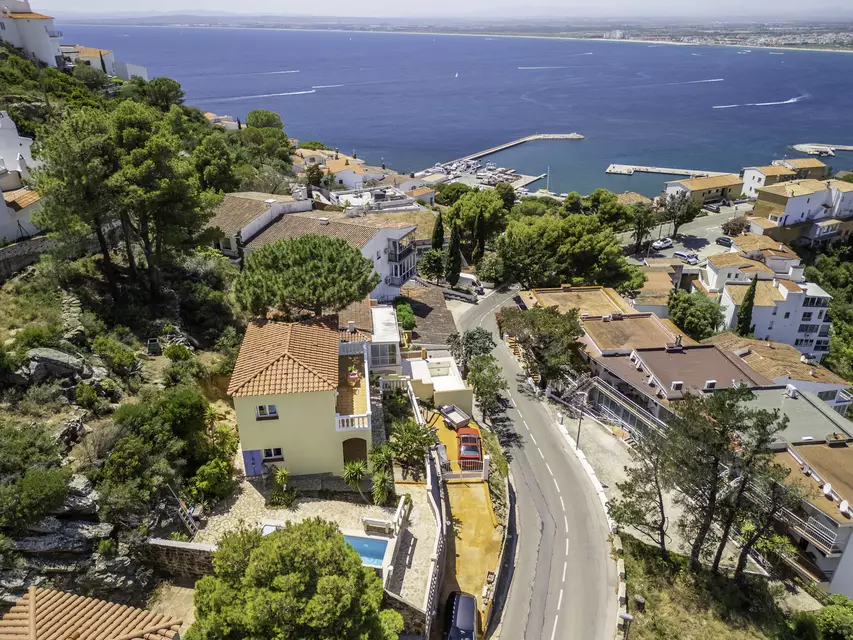 Hermosa casa en Puig Rom de Roses, construido en el 2004, con vistas espectaculares a la bahía de Roses y al Canigó.