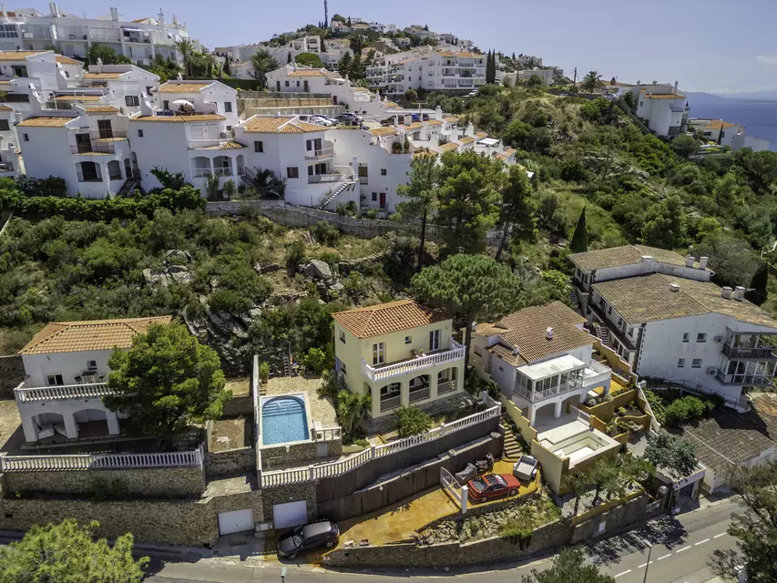 Belle maison à Puig Rom de Roses, construite en 2004, avec des vues spectaculaires sur la Baie de Roses et le Canigó