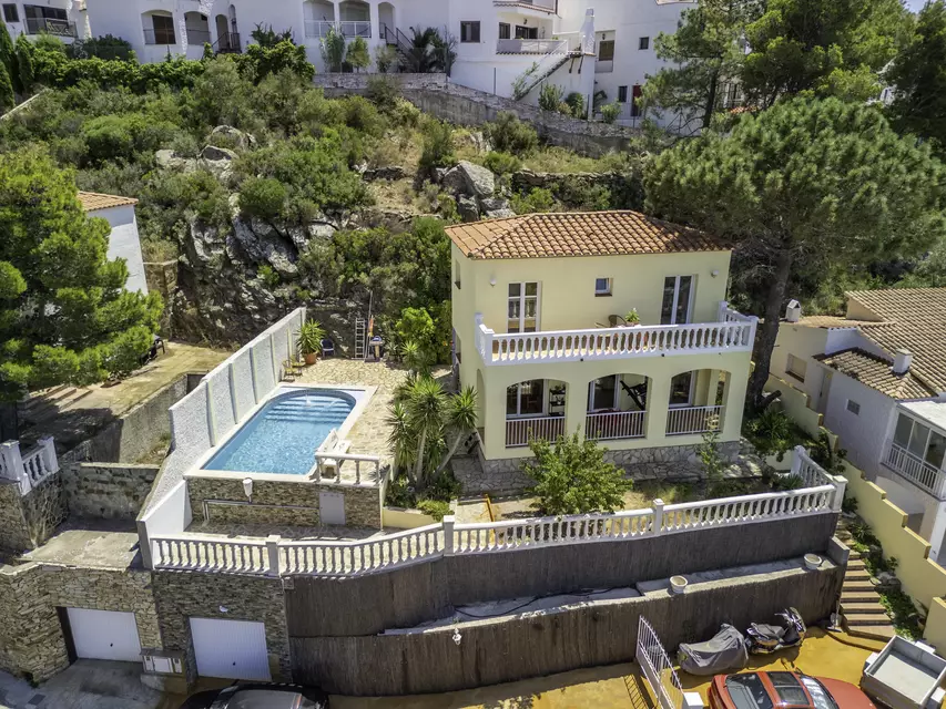 Beautiful house in Puig Rom, Roses, built in 2004, with spectacular views of the Bay of Roses and Canigó