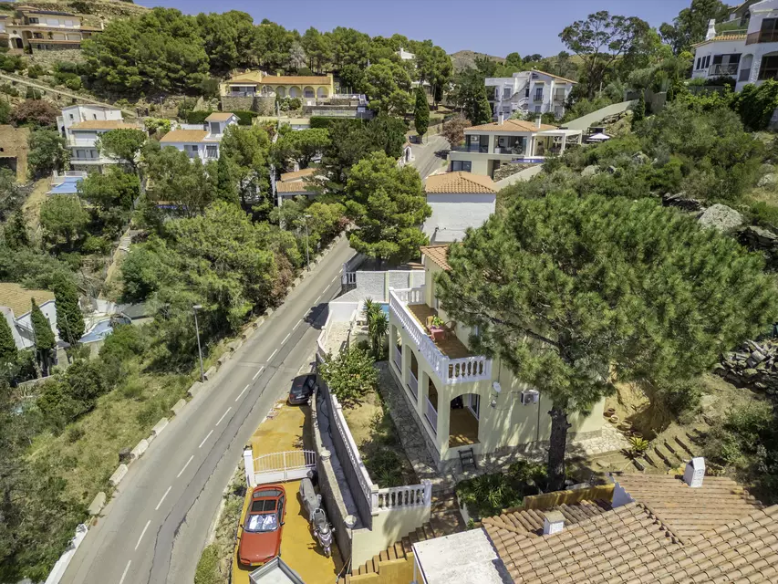 Hermosa casa en Puig Rom de Roses, construido en el 2004, con vistas espectaculares a la bahía de Roses y al Canigó.