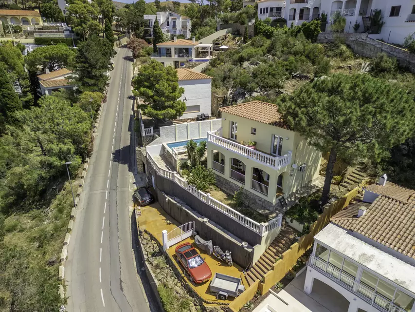 Hermosa casa en Puig Rom de Roses, construido en el 2004, con vistas espectaculares a la bahía de Roses y al Canigó.