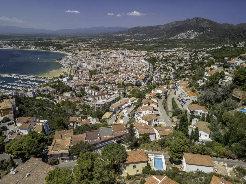 Belle maison à Puig Rom de Roses, construite en 2004, avec des vues spectaculaires sur la Baie de Roses et le Canigó