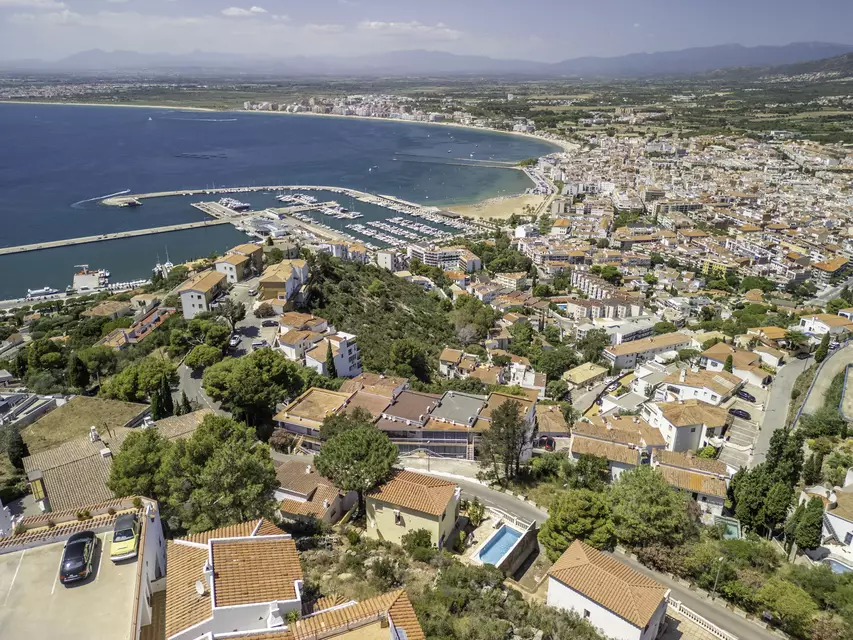 Bella casa a Puig Rom de Roses, construït el 2004, amb vistes espectaculars a la badia de Roses i al Canigó