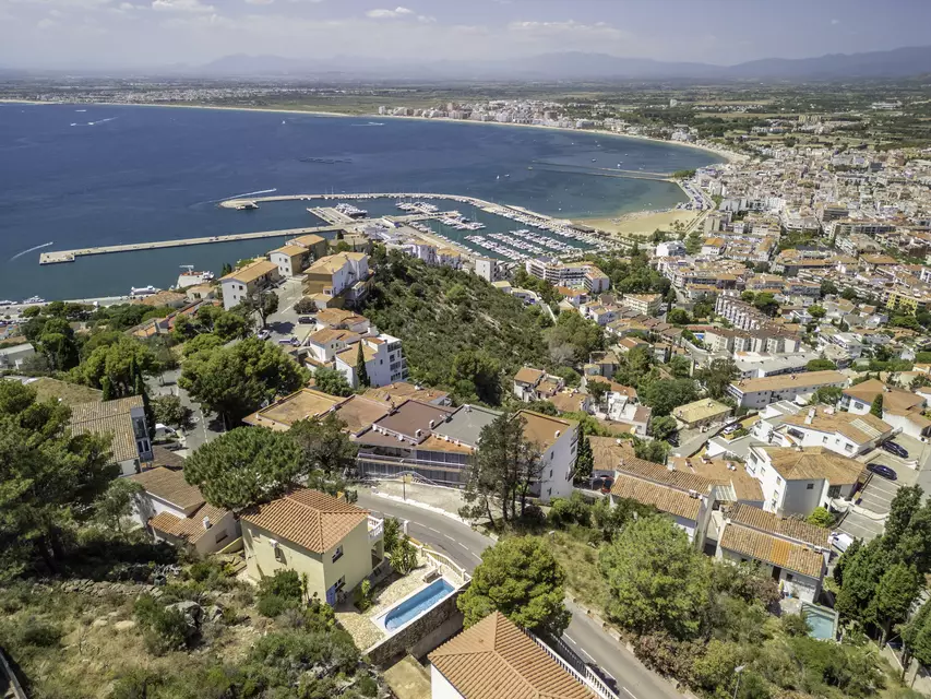 Belle maison à Puig Rom de Roses, construite en 2004, avec des vues spectaculaires sur la Baie de Roses et le Canigó