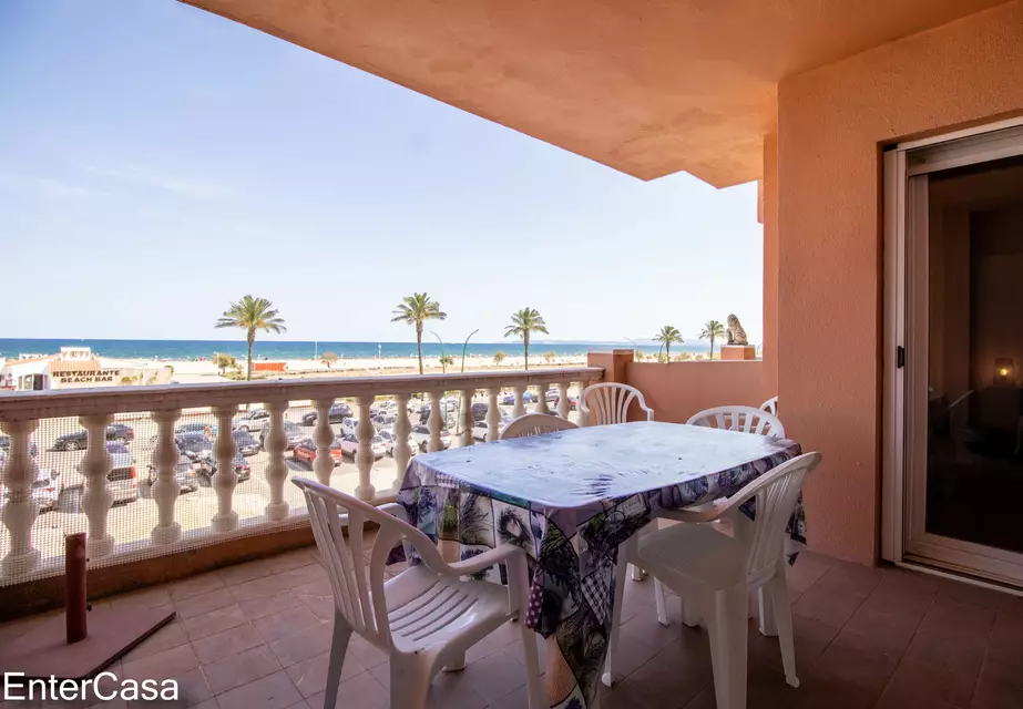 Apartment on the seafront in Empuriabrava with incredible panoramic views