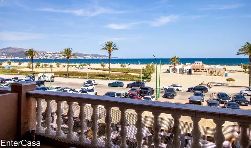 Apartament a primera línia del mar a Empuriabrava amb increïbles vistes panoràmiques