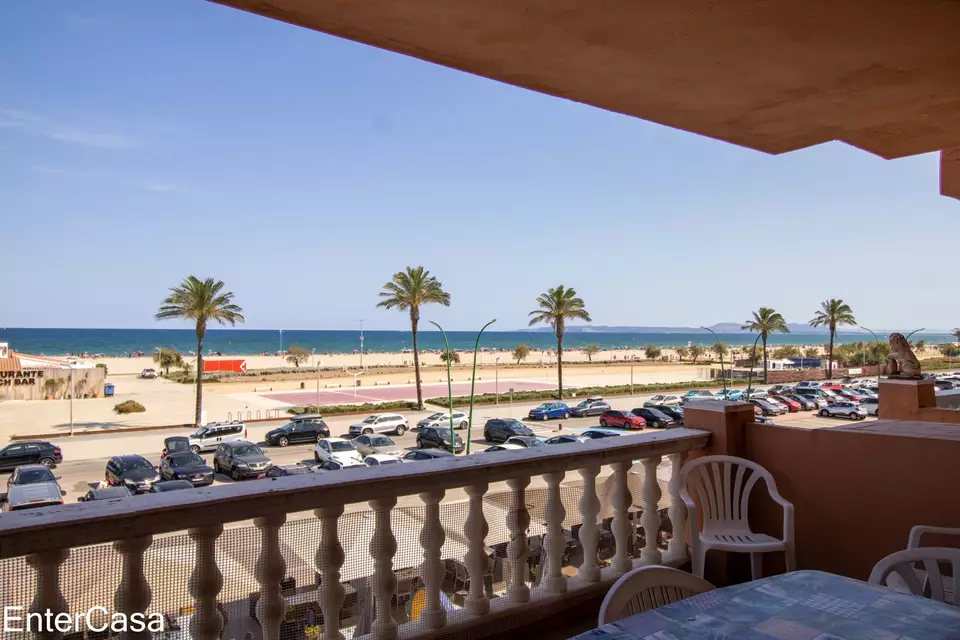 Apartment on the seafront in Empuriabrava with incredible panoramic views