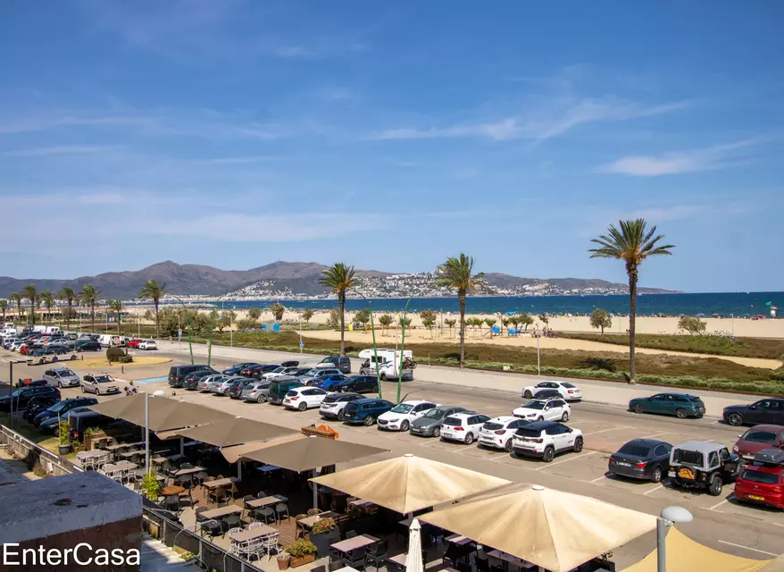 Apartment on the seafront in Empuriabrava with incredible panoramic views