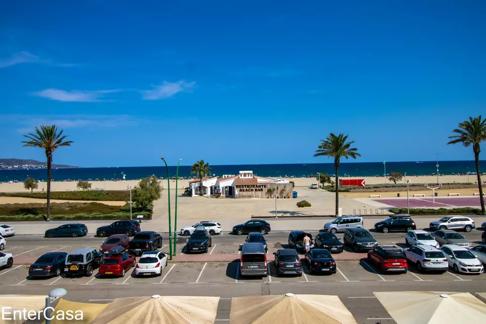 Apartment on the seafront in Empuriabrava with incredible panoramic views