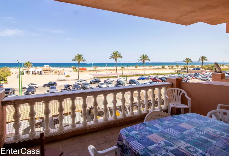 Apartment on the seafront in Empuriabrava with incredible panoramic views